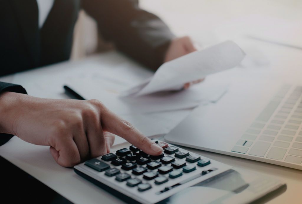 Die Digitalisierung hat Unternehmen grundlegend verändert. Im Beschaffungswesen steht hier die digitale Rechnungsverarbeitung im Vordergrund, bei dem Rechnungen digitalisiert verarbeitet werden, um einen effizienten und automatisierten Ablauf zu ermöglichen. Der Einsatz von digitalen Tools und Systemen kann Zeit und Ressourcen sparen, da der manuelle Arbeitsaufwand reduziert und Fehler minimiert werden.